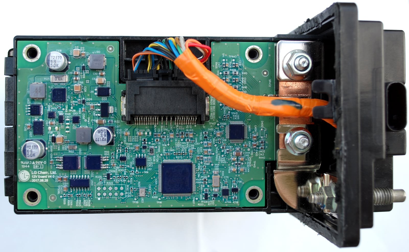 Вскрытый вспомогательный аккумулятор BMW: плата контроля LG Chem 12V Board с шунтом и разъёмом